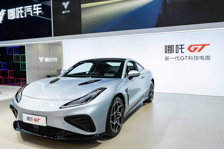 广州237哪吒汽车在智能汽车领域的表现，领途汽车在新能源汽车市场中的影响力